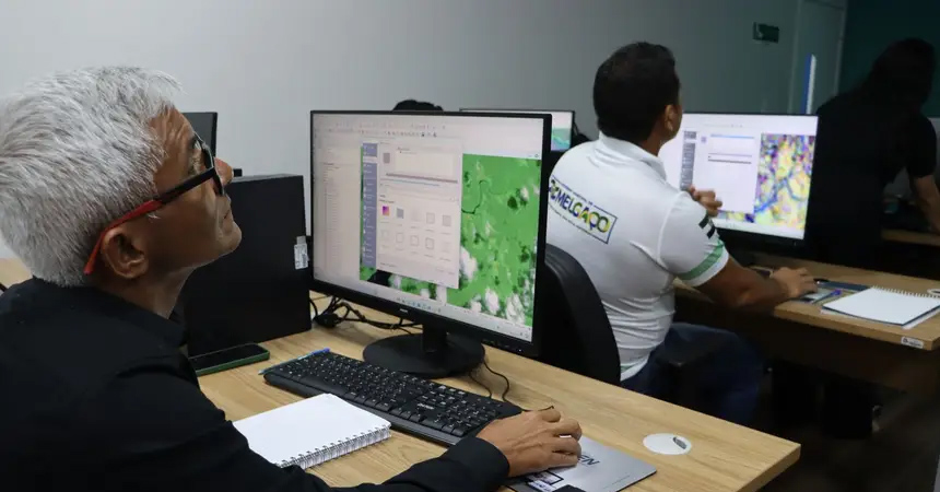Os participantes aprenderam a utilizar softwares específicos, adquiriram noções de sensoriamento remoto e geoprocessamento.